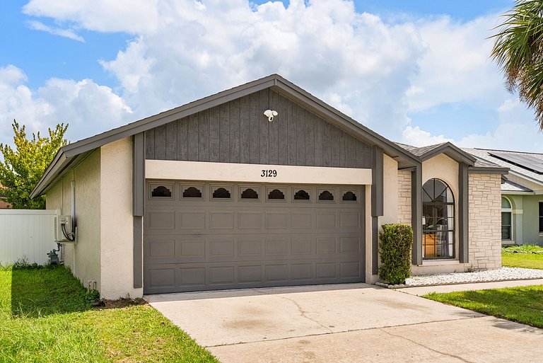 10 Minutes to Disney! 3BD Villa with Pool and Game Room