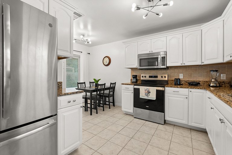 10 Minutes to Disney! 3BD Villa with Pool and Game Room