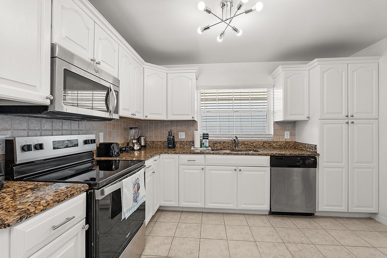 10 Minutes to Disney! 3BD Villa with Pool and Game Room
