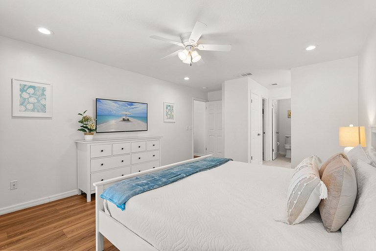 10 Minutes to Disney! 3BD Villa with Pool and Game Room