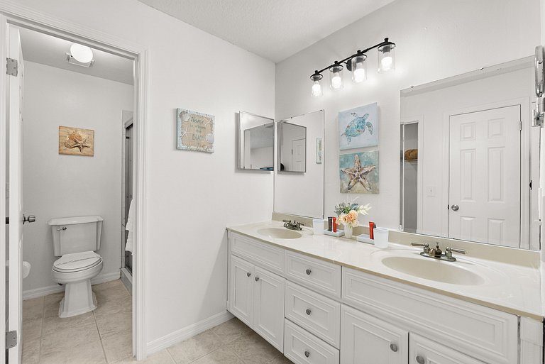 10 Minutes to Disney! 3BD Villa with Pool and Game Room