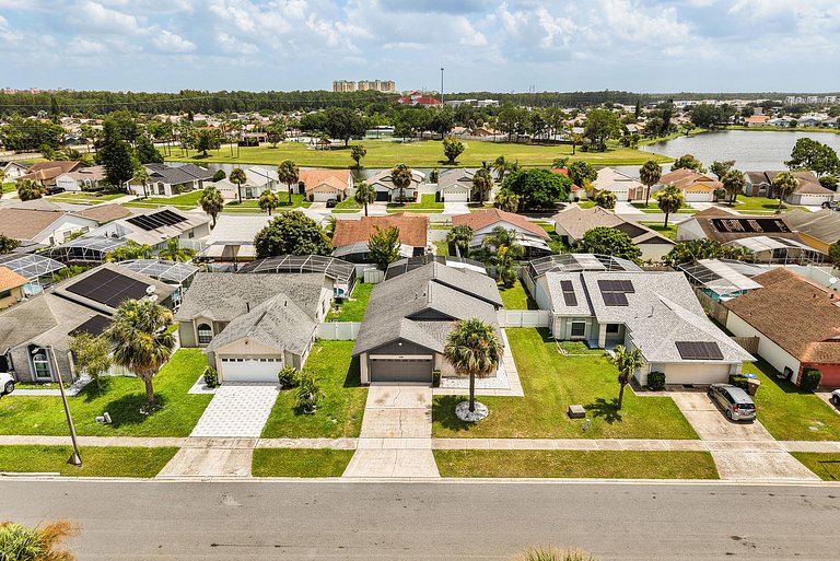 10 Minutes to Disney! 3BD Villa with Pool and Game Room